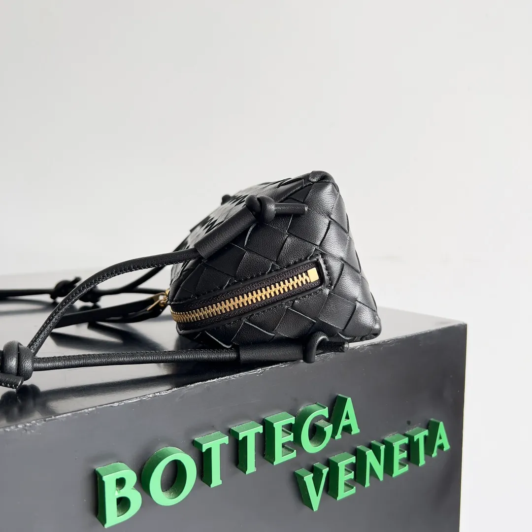 Batch 1260 BV new mini bag ceiling Bottegaveneta new Concert Pouch bag is small and has a large capacity. It can hold a Pro max mobile phone. The shoulder strap is adjustable for cross-body carry. It is very cost-effective when carried on one shoulder. The latest small bag in autumn has a lot of capacity. It can hold 4 short clips. I also tried it and it can hold one of my fists. It is cute, the capacity is touching and the length of the shoulder strap is adjustable for daily commuting. Full score 10 #bv woven bag Style number: 794258 Size: 18.5*11.5*8.5cm